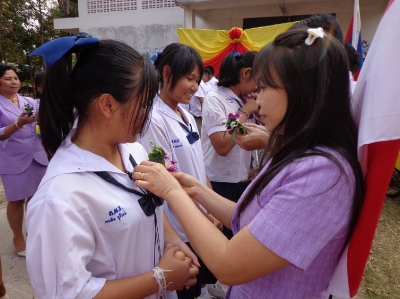 ผู้อำนวยการและครูกลัดดอกไม้ให้กำลังใจนักเรียน ม.3 , ม.6_10